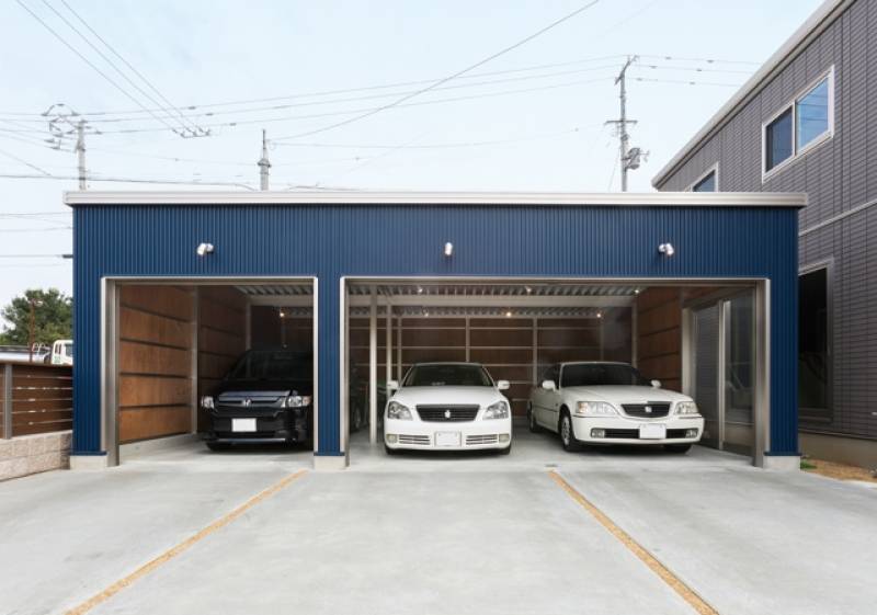 Garage Design Toybox 株 ヨコイ 空間デザイン 事業部の住宅実例 青い外壁をまとったユーロスタイル 自動車を大切にするガレージの本質を追求 香川の家