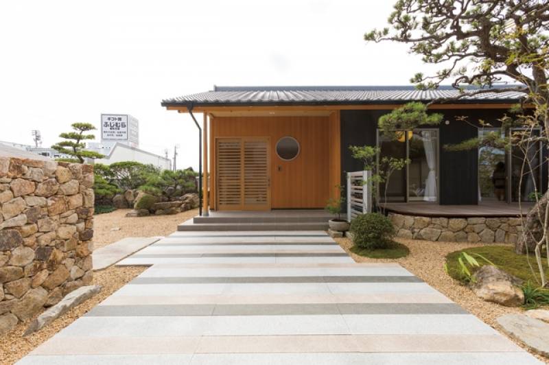 有 和住宅の住宅実例 日本庭園がつなぐ 母屋と離れ 素晴らしき 理想の家族像 香川の家