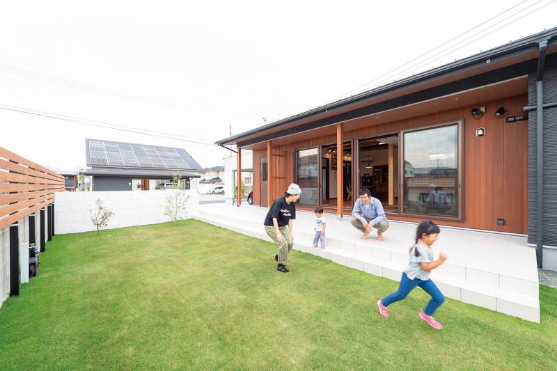 有 前川材木店の住宅実例 理想の暮らしを映し出した空間設計と 住人のセンスが融合した心地いい家 香川の家