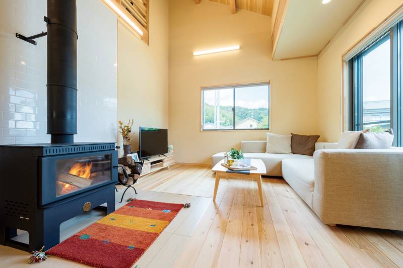 家じゅうを暖かくする薪ストーブと
自然素材に囲まれた温もりを感じる家 画像7枚目