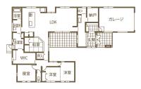 家事動線と収納ありきの空間設計
LDKと中庭から広がる暮らしやすさ 1F間取り図