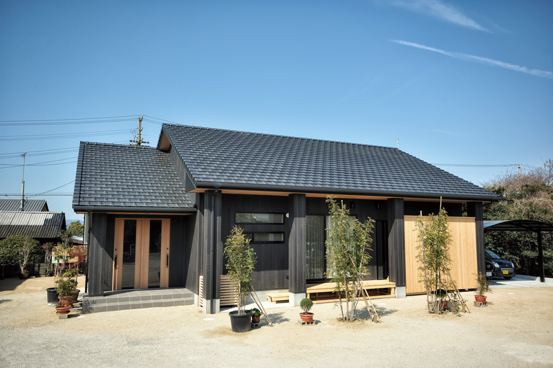 有 鳥生工務店の住宅実例 工夫された間取りに家族がほっこり 青空に映える和モダンの平屋 愛媛の家