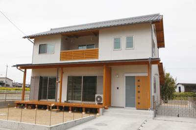 昭和の民家のような、土間と吹き抜けのある家。