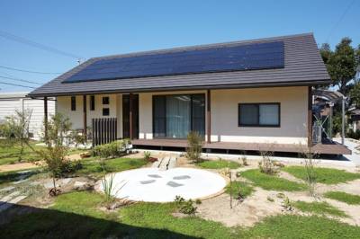 大屋根で太陽光を存分に。自然素材＋ゼロエネルギー住宅。