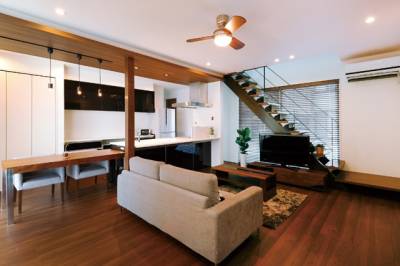 光と風、人が交差する木製露出階段が、住まいをカフェのような空間に変える。