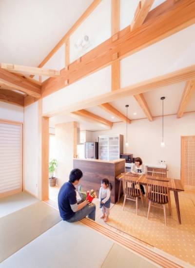 愛媛県産材に囲まれた畳リビングのある家