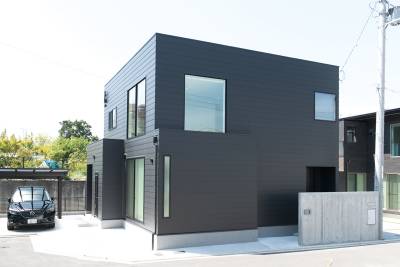 白・黒・グレーの3色で 統一されたクールな家
